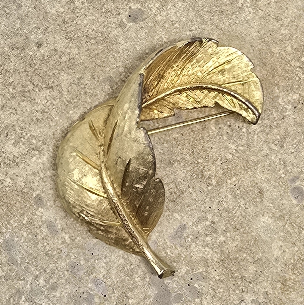 Vintage gold tone leaf brooch pin textured signed costume jewelry 50s